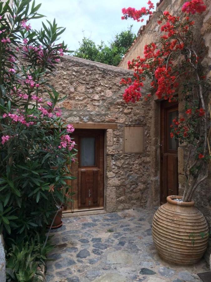 Athina Guesthouse 모넴바시아 외부 사진