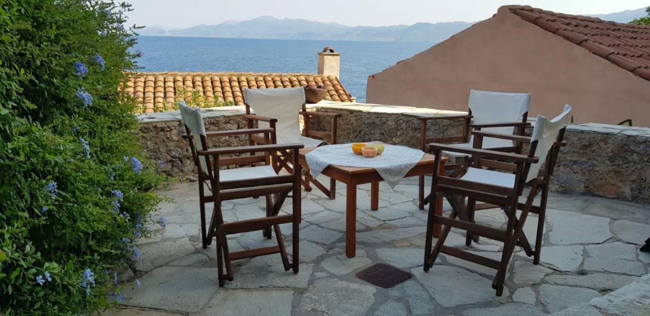 Athina Guesthouse 모넴바시아 외부 사진