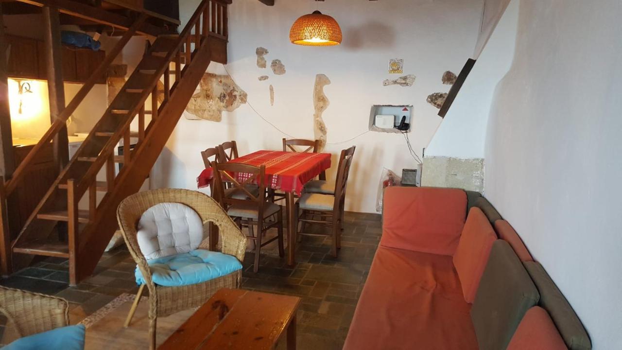 Athina Guesthouse 모넴바시아 외부 사진