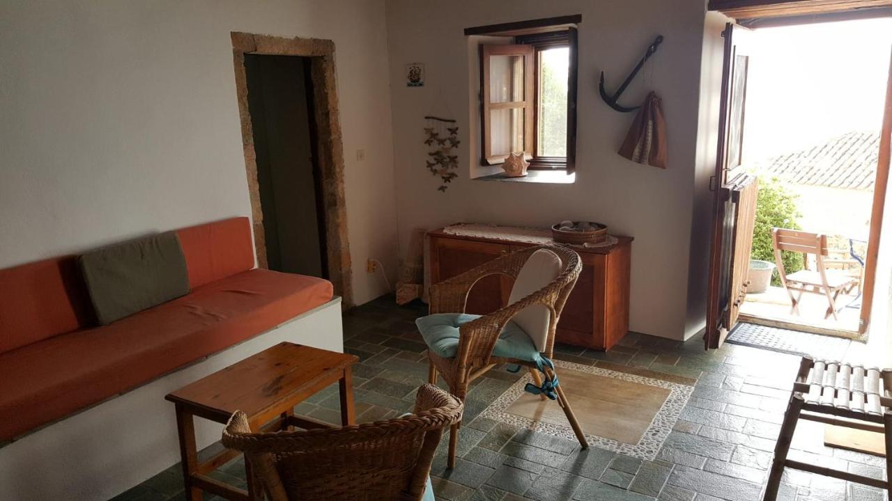 Athina Guesthouse 모넴바시아 외부 사진